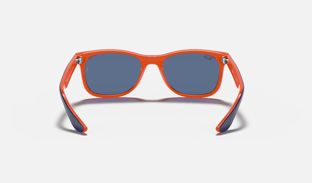 Ray-Ban RJ9052S Junior New Wayfarer Bleu et orange de dos