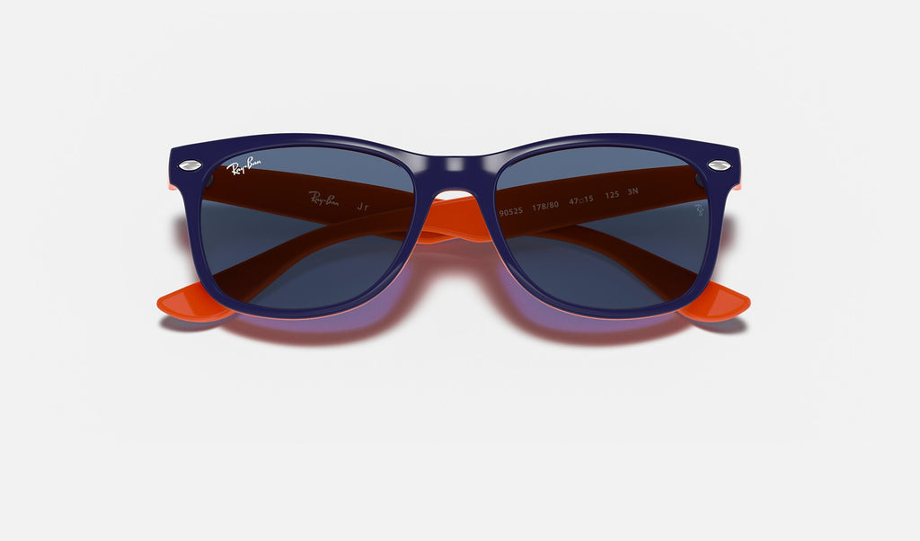 Ray-Ban RJ9052S Junior New Wayfarer Bleu et orange de face, branches fermées