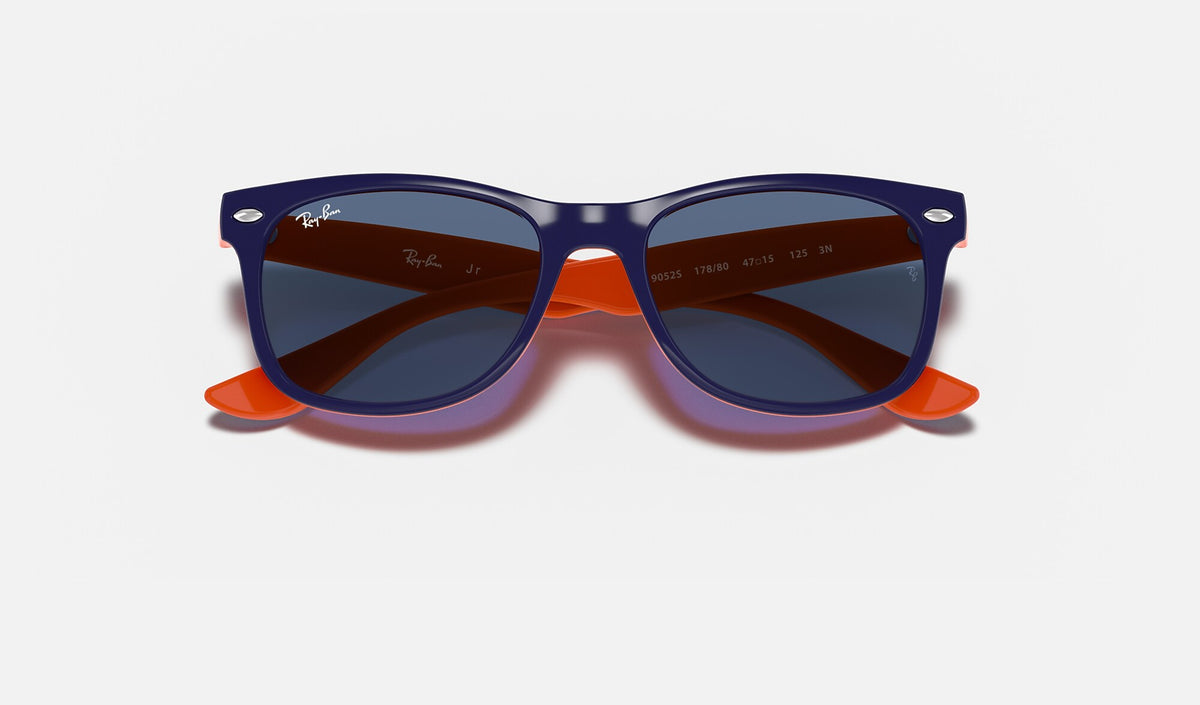 Ray-Ban RJ9052S Junior New Wayfarer Bleu et orange de face, branches fermées