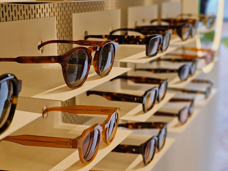 Lunettes de soleil exposées dans une vitrine épurée