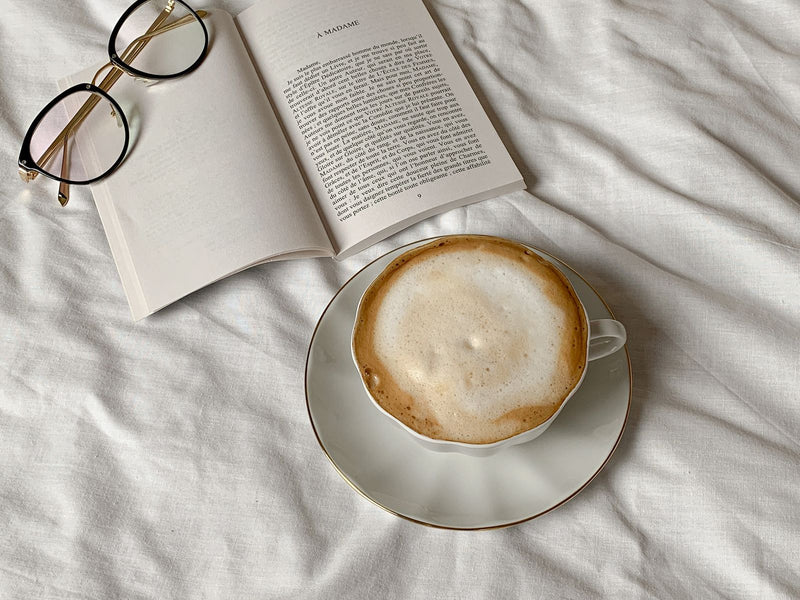Lunettes de lecture posées sur un livre ouvert